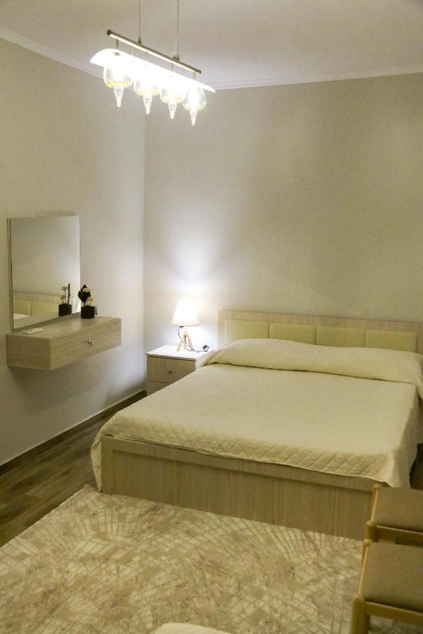 New Bazaar Arben'S Apartment Тирана Екстер'єр фото
